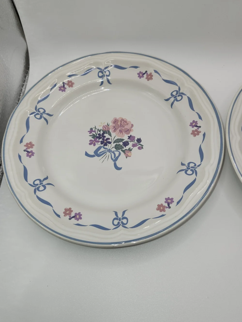 2Vtg Newcor Victoria Stoneware salad/dessert Plates 6026 Blue Ribbon Floral 1989